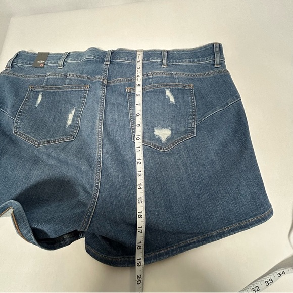 Torrid 3.5” Bombshell Premium Stretch High-Rise Jean Short NWT - Picture 12 of 14